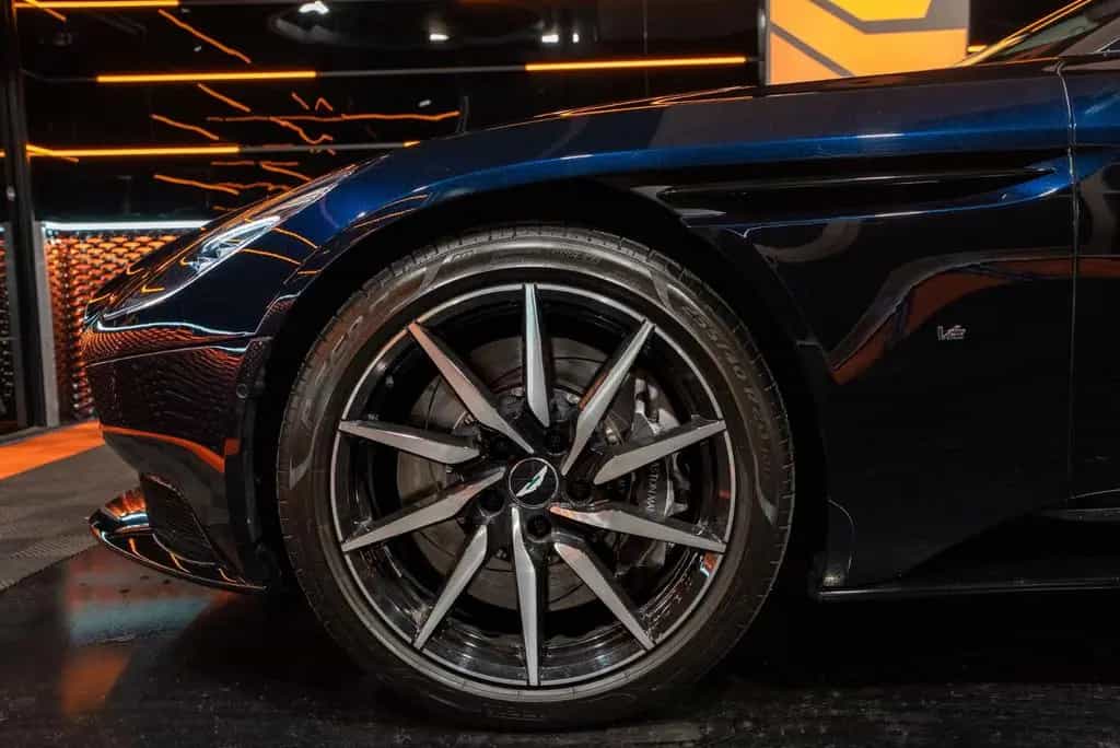 Aston Martin DB11 5.2 V12 09/2017-photo-12