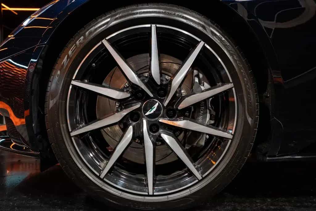 Aston Martin DB11 5.2 V12 09/2017-photo-13