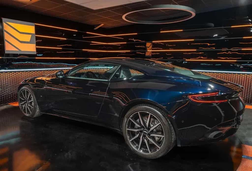 Aston Martin DB11 5.2 V12 09/2017-photo-2