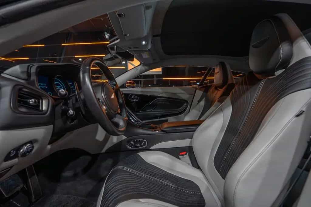 Aston Martin DB11 5.2 V12 09/2017-photo-25