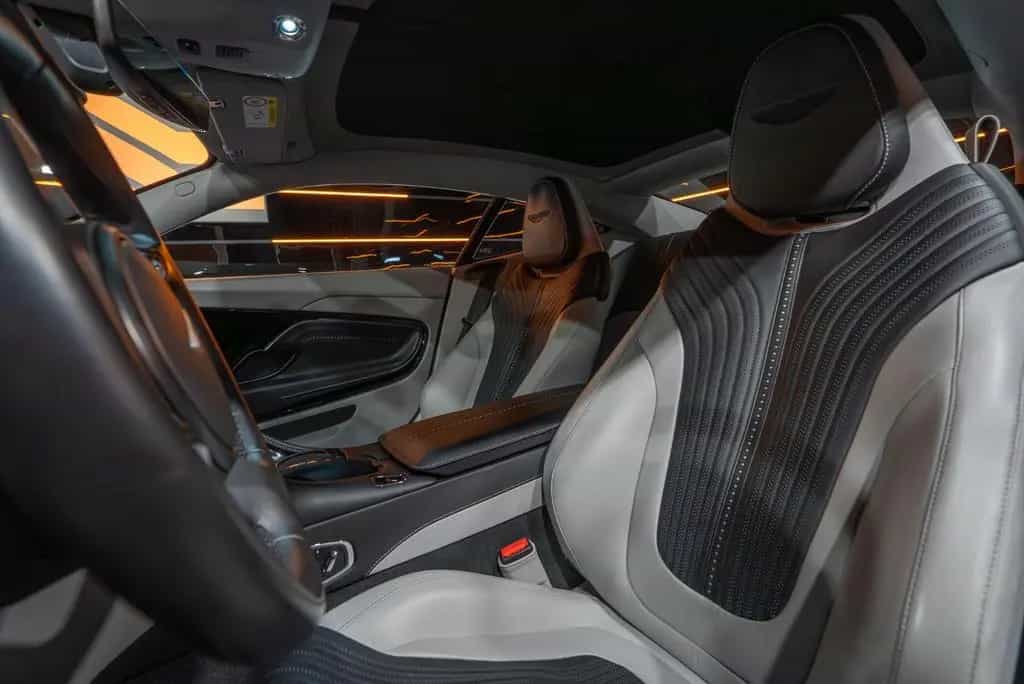 Aston Martin DB11 5.2 V12 09/2017-photo-27