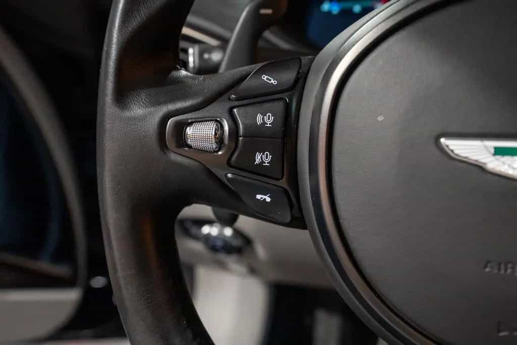 Aston Martin DB11 5.2 V12 09/2017-photo-29