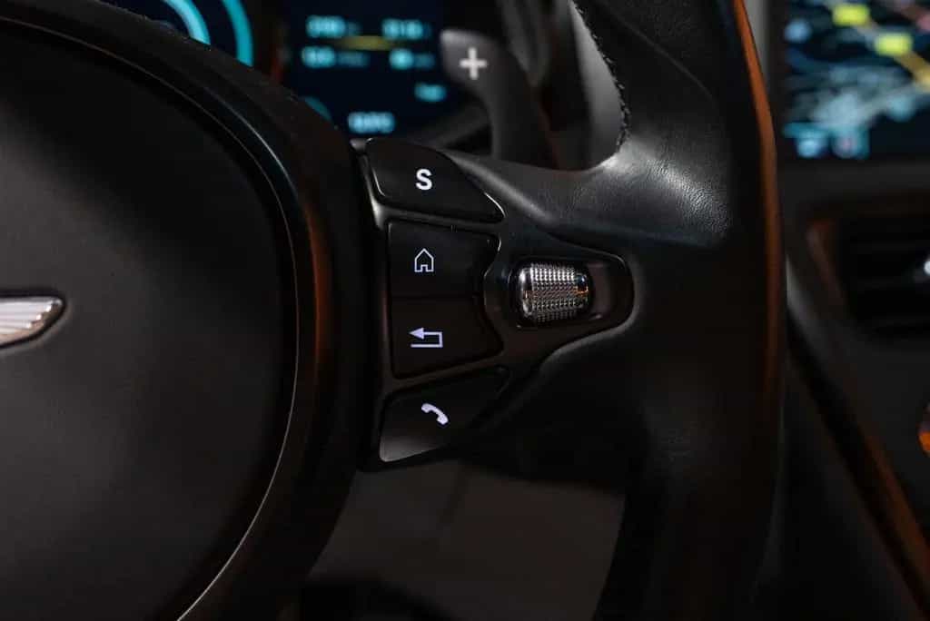Aston Martin DB11 5.2 V12 09/2017-photo-30