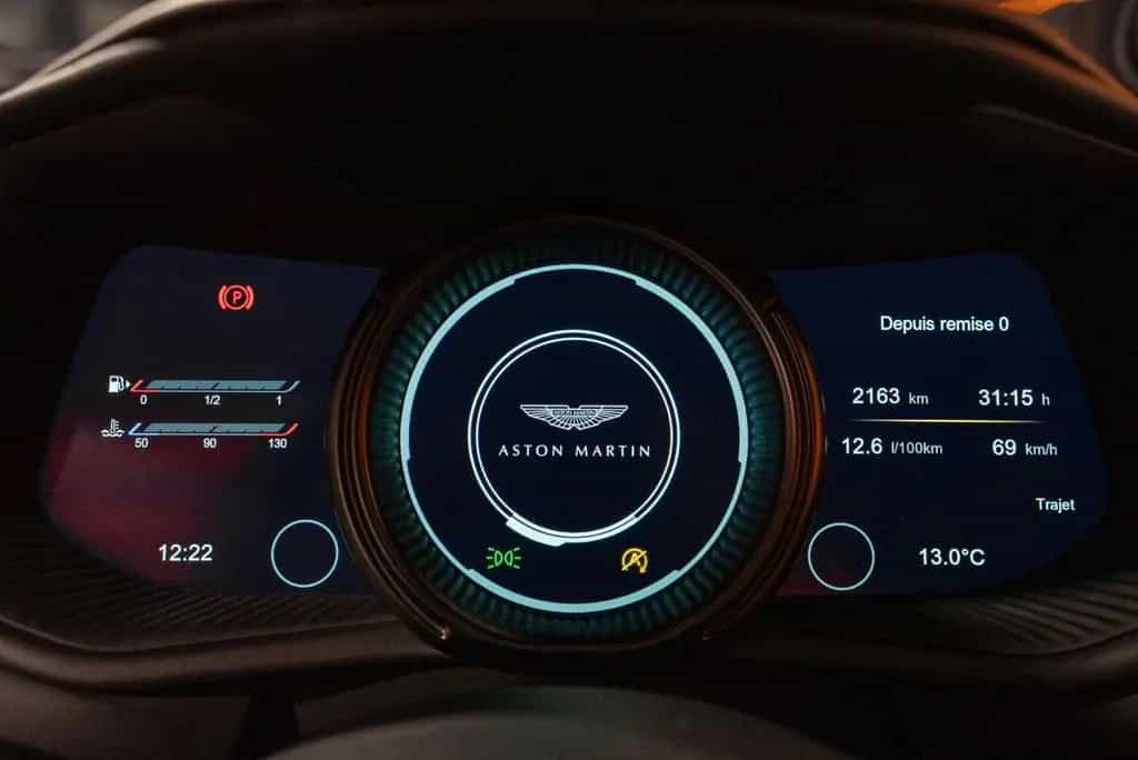 Aston Martin DB11 5.2 V12 09/2017-photo-32