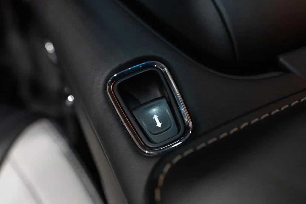 Aston Martin DB11 5.2 V12 09/2017-photo-48