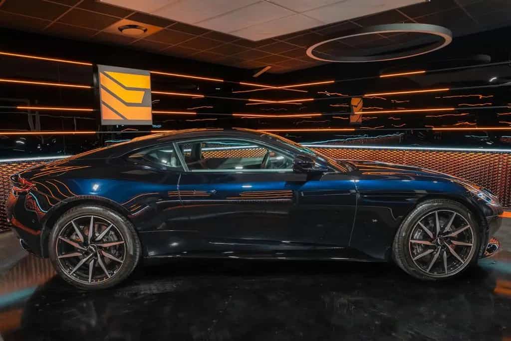 Aston Martin DB11 5.2 V12 09/2017-photo-5