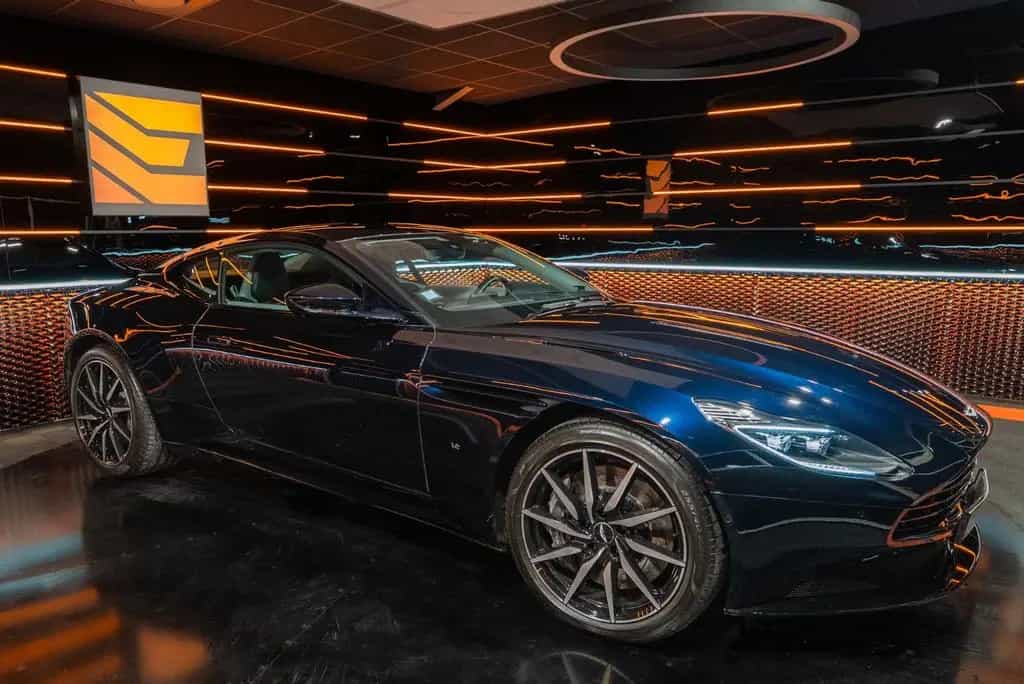 Aston Martin DB11 5.2 V12 09/2017-photo-6