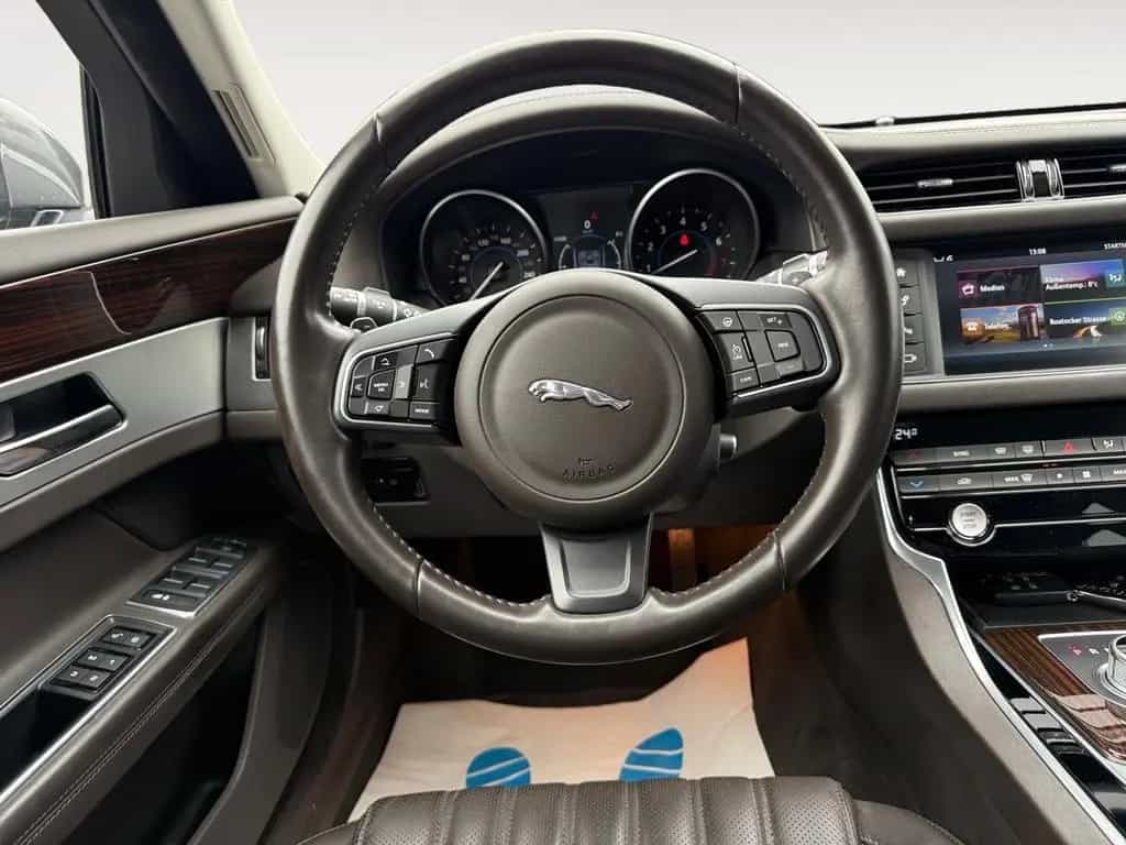 Jaguar XF Portfolio 3.0 V6 AWD Navi Kamera Xenon 07/2016-photo-11