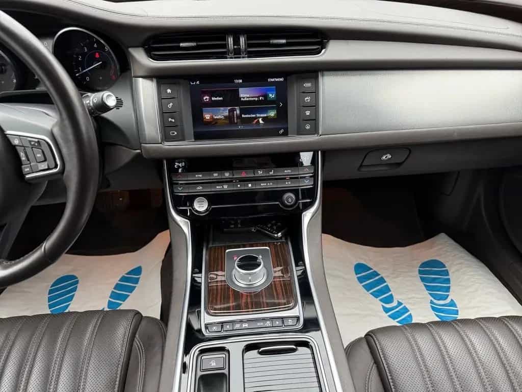 Jaguar XF Portfolio 3.0 V6 AWD Navi Kamera Xenon 07/2016-photo-9