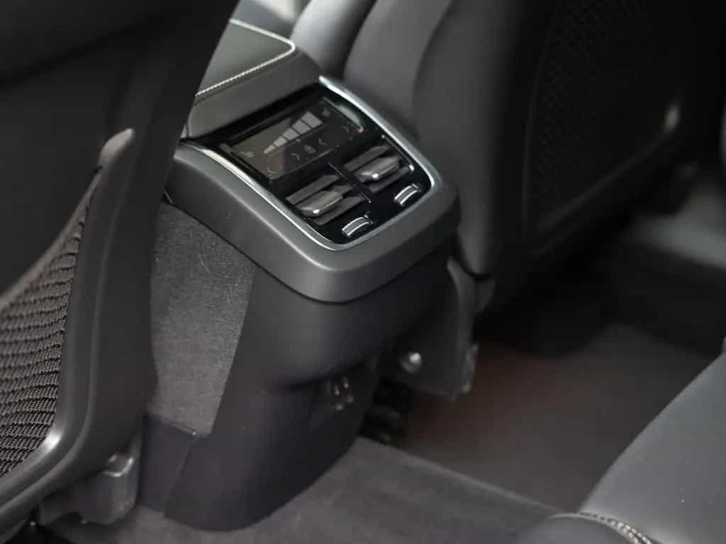 Volvo XC60 B4 Diesel R Design AWD 11/2021-photo-16