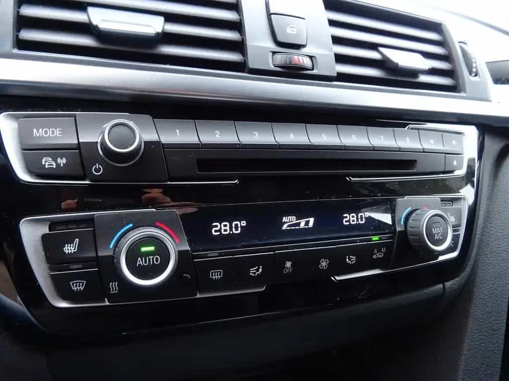 BMW 340 i Touring Sport Line LED NAVI KAMERA SHZ PDC 10/2018-photo-19