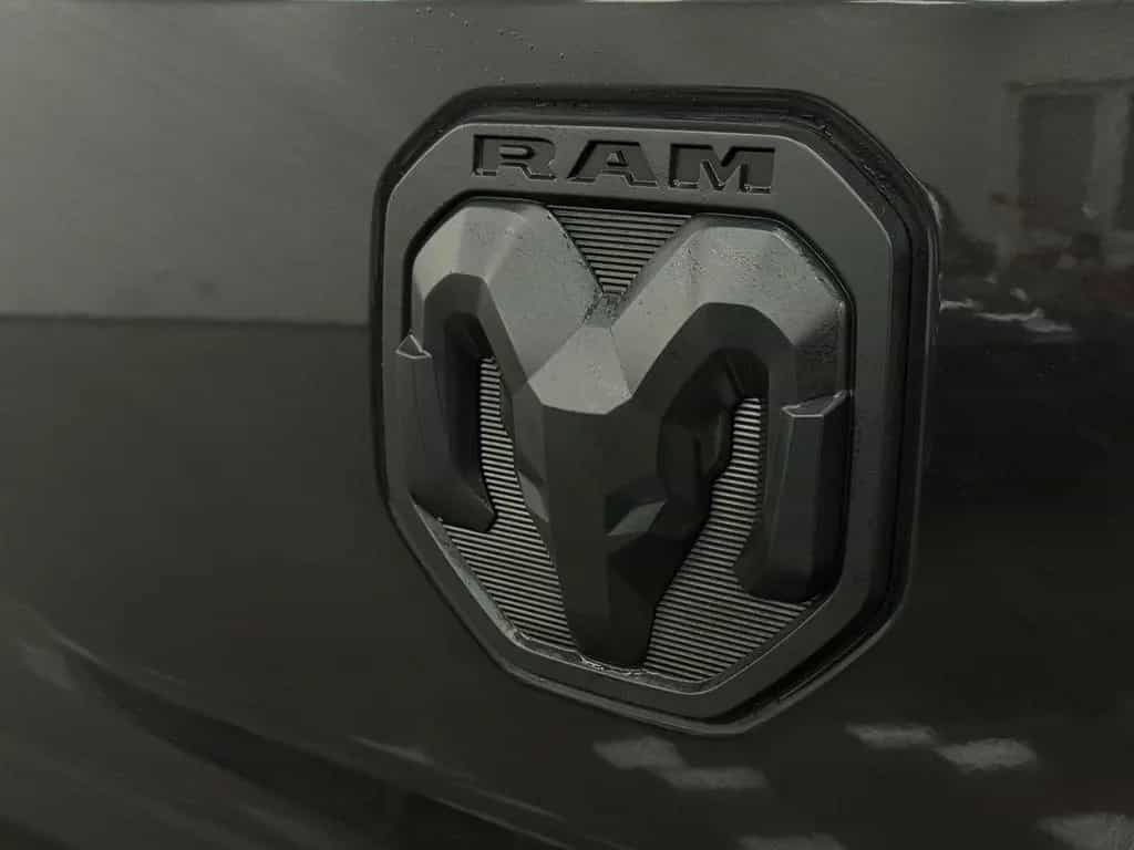 Dodge RAM 5.7 V8 HEMI Rebel*Luftfahrwerk*Panorama LED 12/2019-photo-18