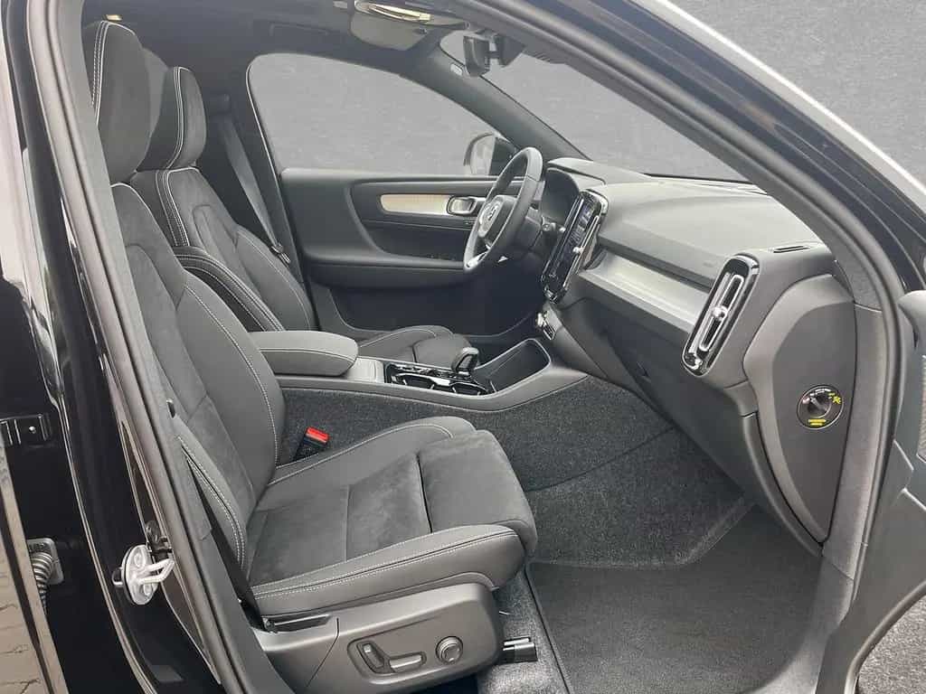 Volvo XC40 B3 Plus Black Edition SD LED 11/2025-photo-3