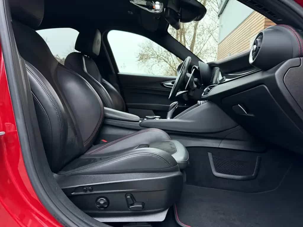 Alfa Romeo Giulia Quadrifoglio Alcantara/H&K/Carbon/Bi-Xeno 02/2021-photo-25