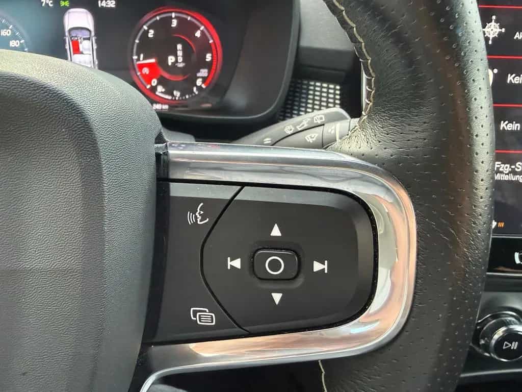 Volvo XC40 R Design AWD=Leder-Carplay-Kamera-AHK= 07/2019-photo-22