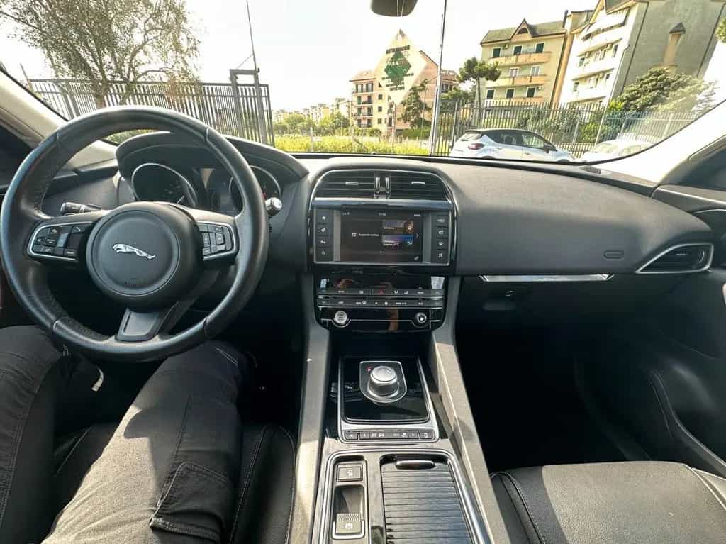 Jaguar F-Pace 2.0 D 180 CV AWD Portfolio 09/2017-photo-8