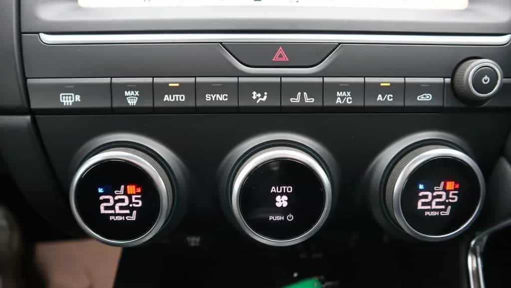 Jaguar E-Pace R-Dynamic S - Pano LED ACC Navi 05/2020-photo-17