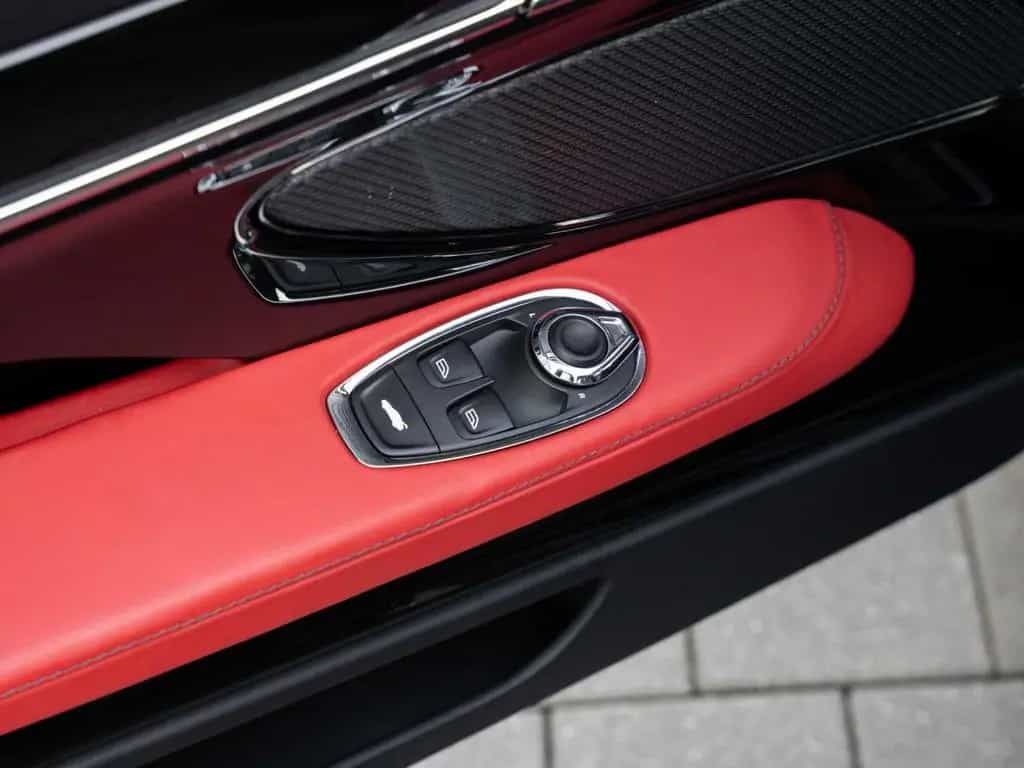 Aston Martin DB12 V8 Coupe Carbon Ceramic Bremsen 03/2024-photo-30