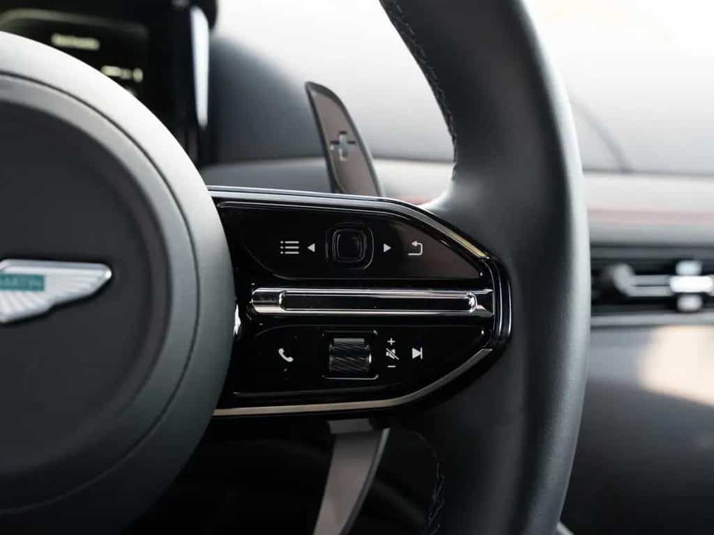 Aston Martin DB12 V8 Coupe Carbon Ceramic Bremsen 03/2024-photo-32