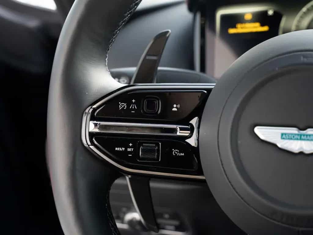 Aston Martin DB12 V8 Coupe Carbon Ceramic Bremsen 03/2024-photo-33