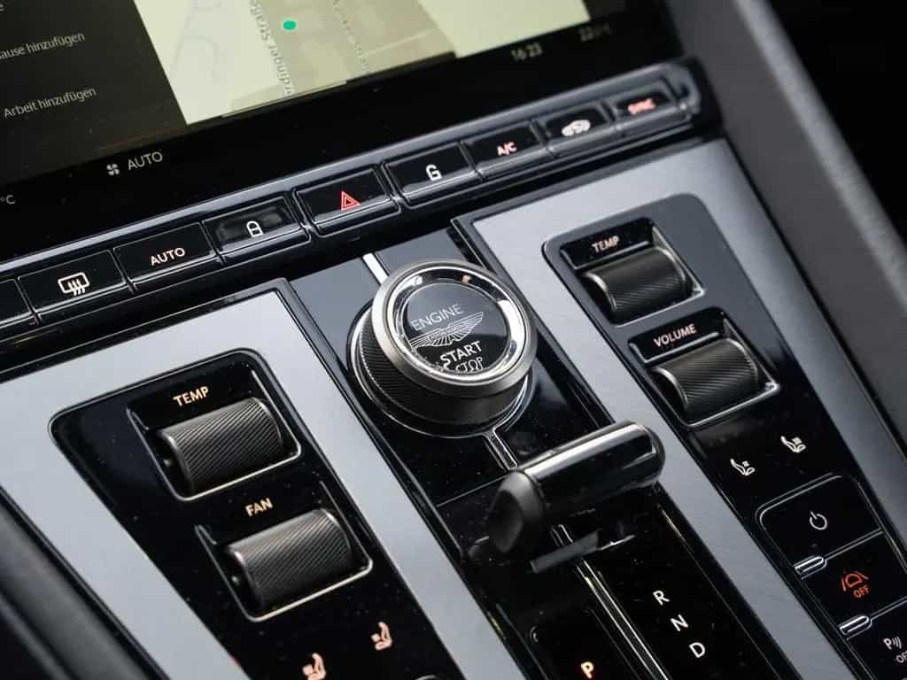Aston Martin DB12 V8 Coupe Carbon Ceramic Bremsen 03/2024-photo-37