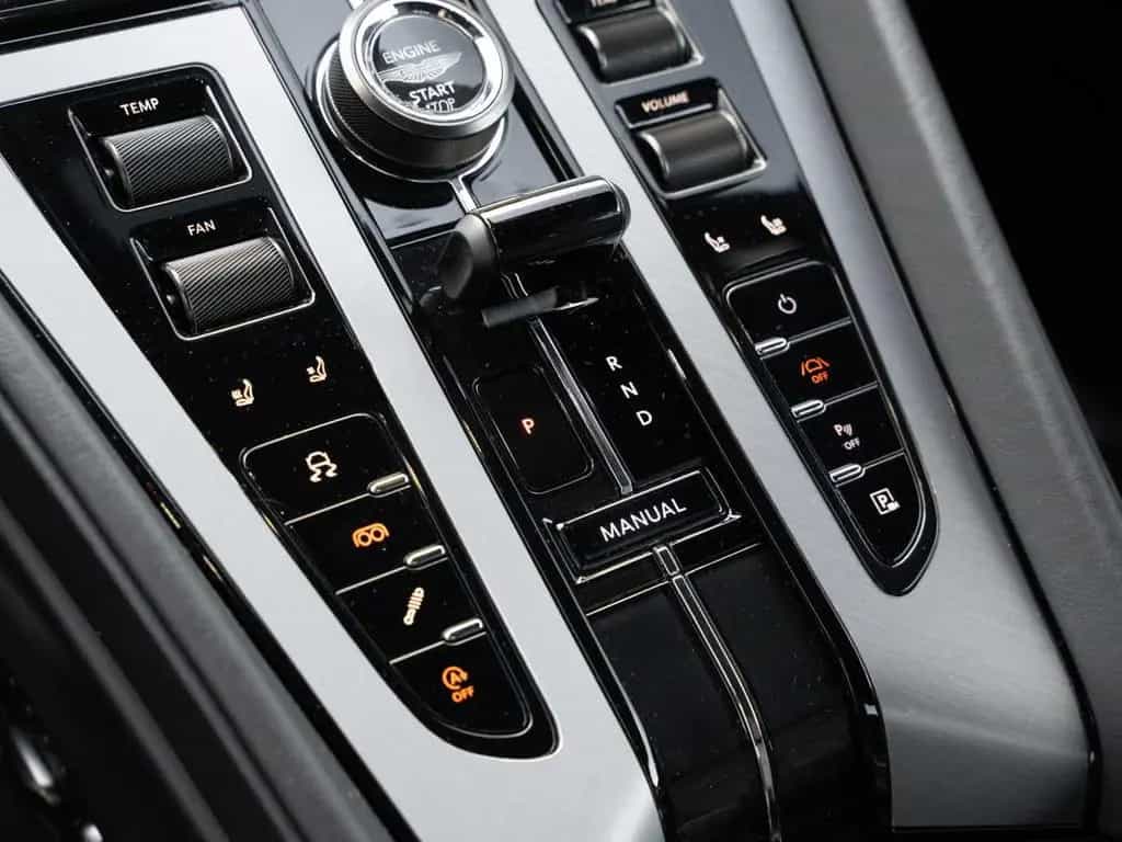 Aston Martin DB12 V8 Coupe Carbon Ceramic Bremsen 03/2024-photo-38