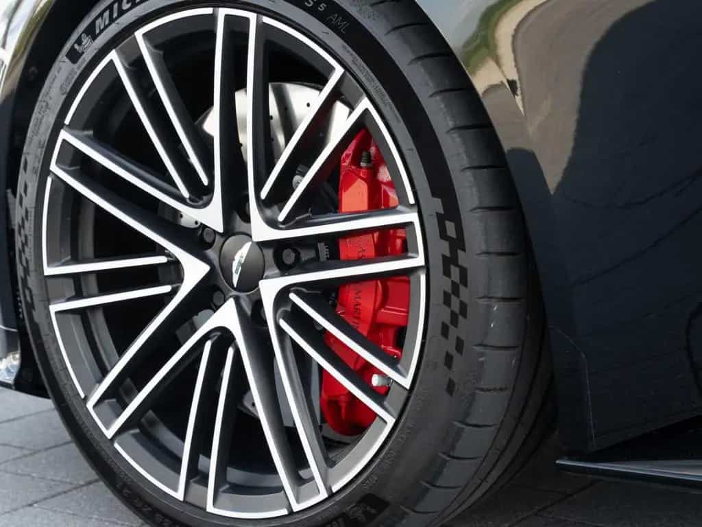 Aston Martin DB12 V8 Coupe Carbon Ceramic Bremsen 03/2024-photo-41
