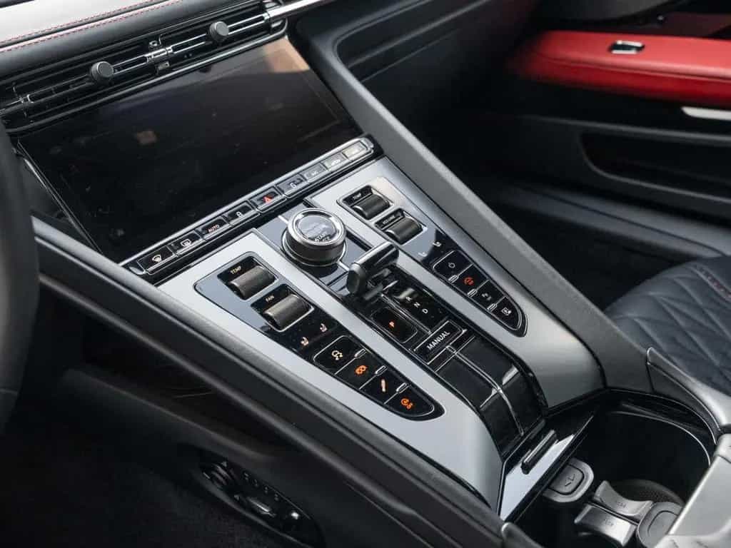 Aston Martin DB12 V8 Coupe Carbon Ceramic Bremsen 03/2024-photo-9