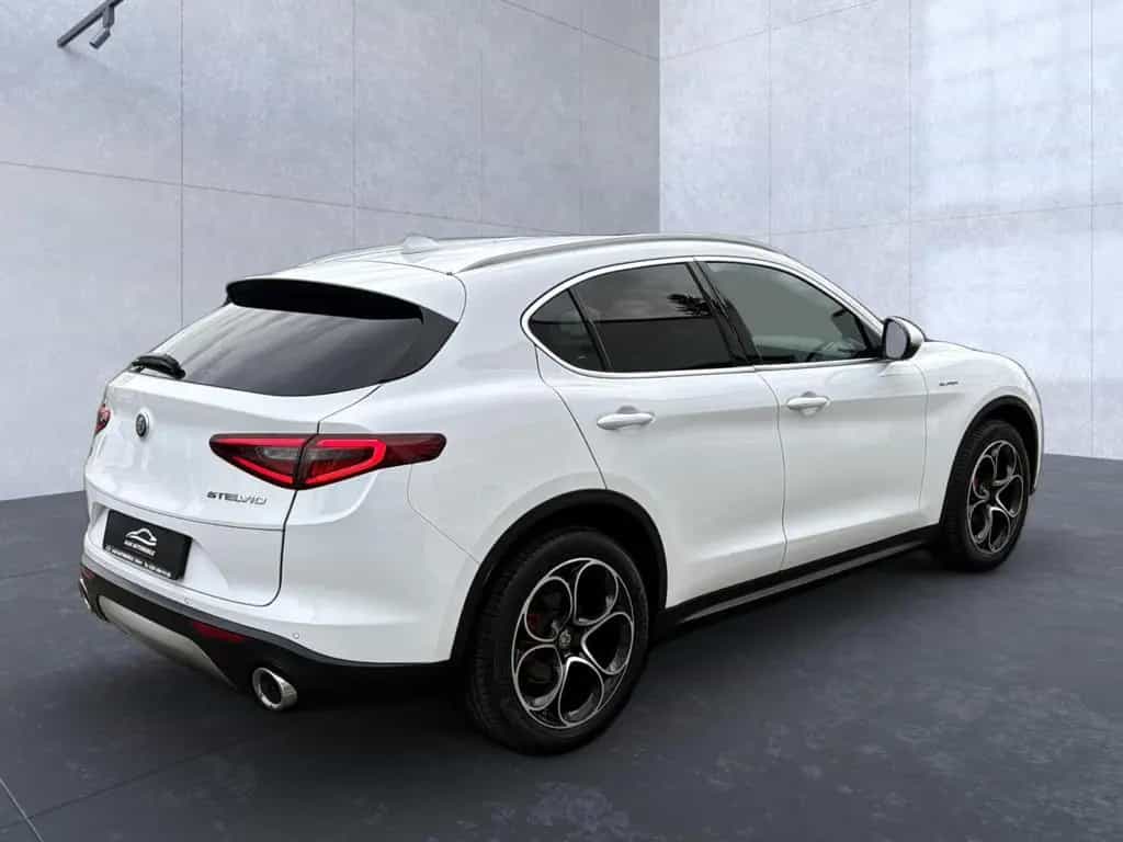 Alfa Romeo Stelvio Super Veloce Q4+LEDER+NAVI+XENON+20 Zoll 08/2021-photo-2
