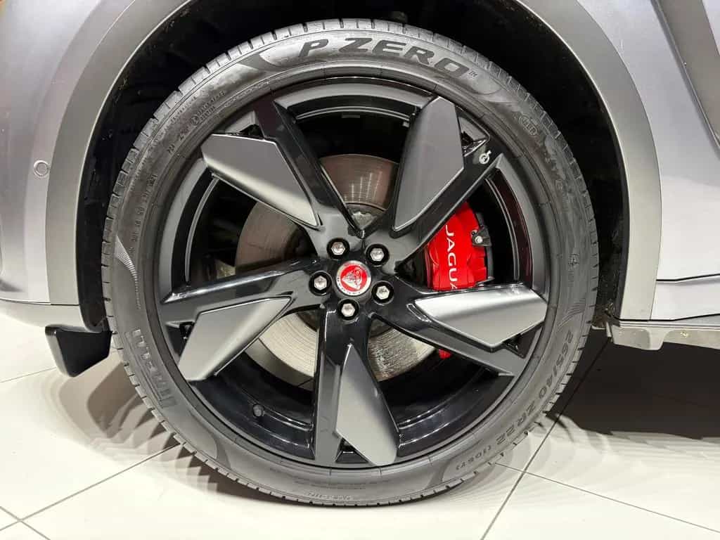 Jaguar F-Pace P550 SVR, Pano, Meridian, AHK, 22 Zoll 07/2021-photo-3