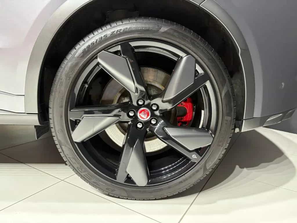 Jaguar F-Pace P550 SVR, Pano, Meridian, AHK, 22 Zoll 07/2021-photo-5
