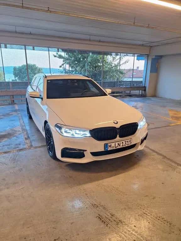 BMW 5 Series 520d Touring A - M paket - Nachtblau 06/2018-photo-4