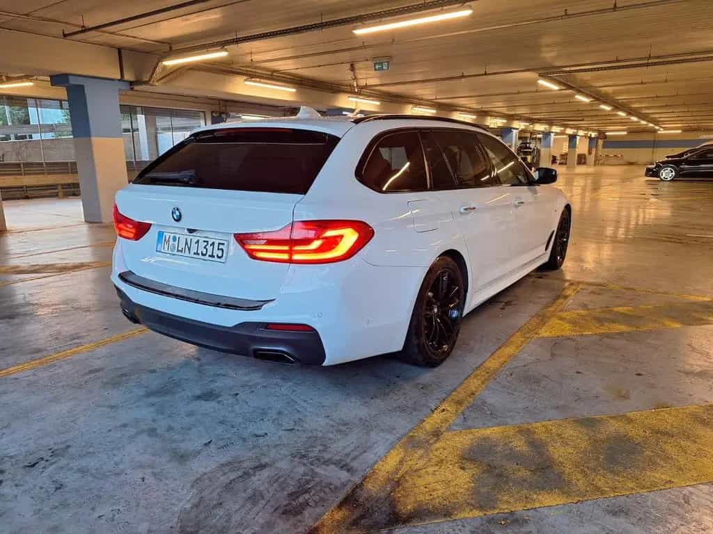 BMW 5 Series 520d Touring A - M paket - Nachtblau 06/2018-photo-5