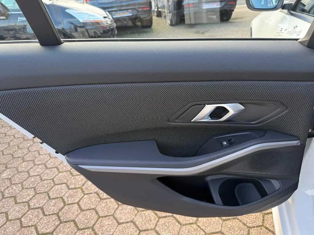 BMW 320 d Touring *ACC*NAVI*Pano* 02/2021-photo-17