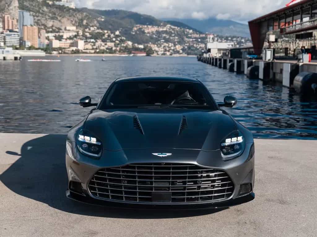 Aston Martin Vanquish 01/2025-photo-1