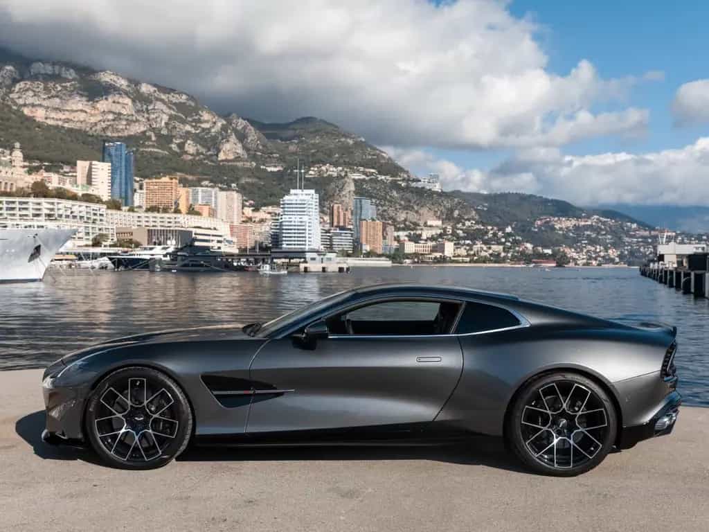 Aston Martin Vanquish 01/2025-photo-2