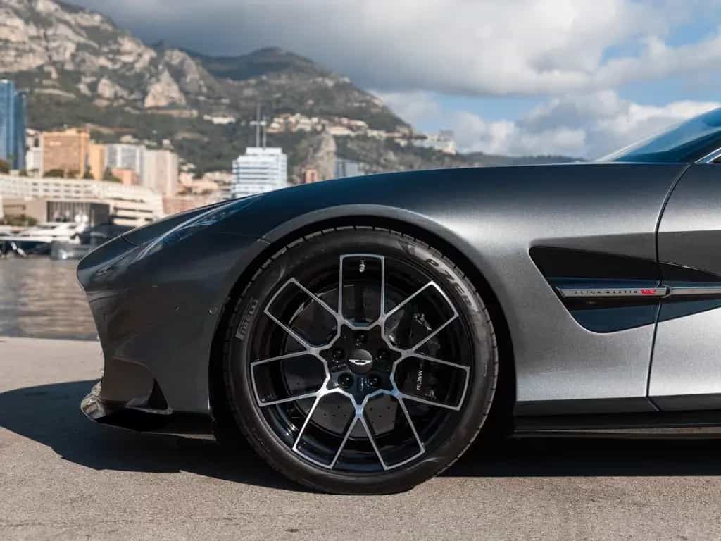 Aston Martin Vanquish 01/2025-photo-5