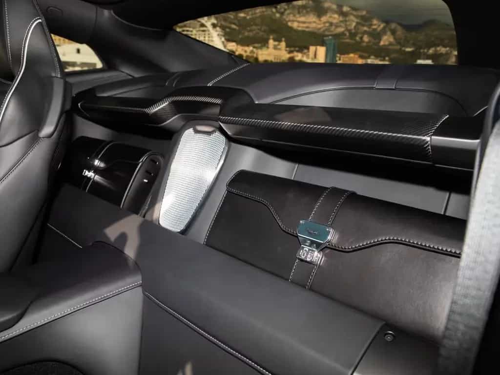 Aston Martin Vanquish 01/2025-photo-6