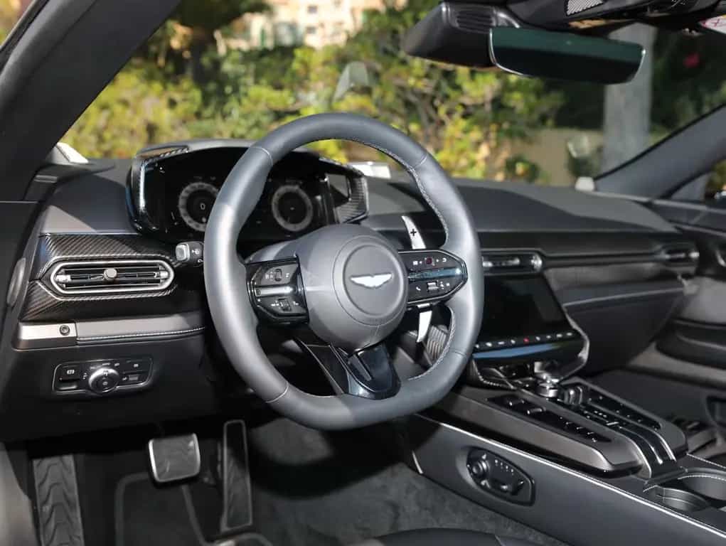 Aston Martin Vanquish 01/2025-photo-8