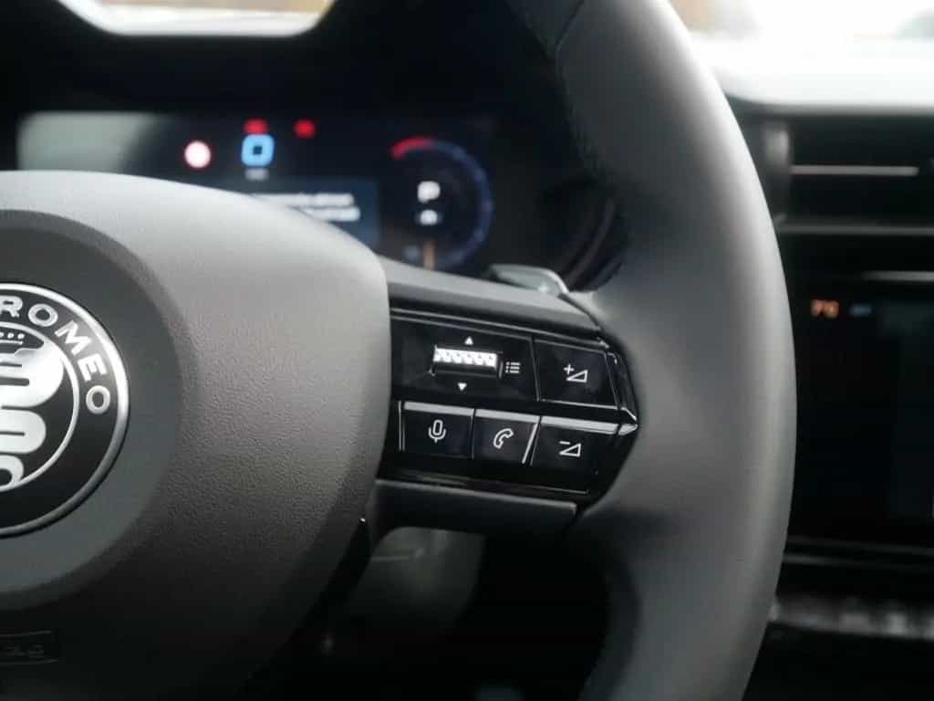 Alfa Romeo Junior IBRIDA Q4 1.2 VGT 145PS DCT6 SCHIEBEDACH 02/2026-photo-20