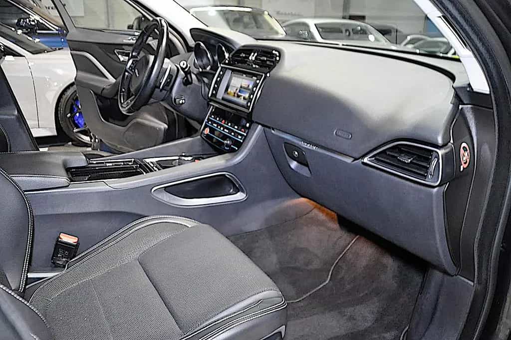 Jaguar F-Pace 20d AWD R-Sport Automatik 02/2019-photo-1