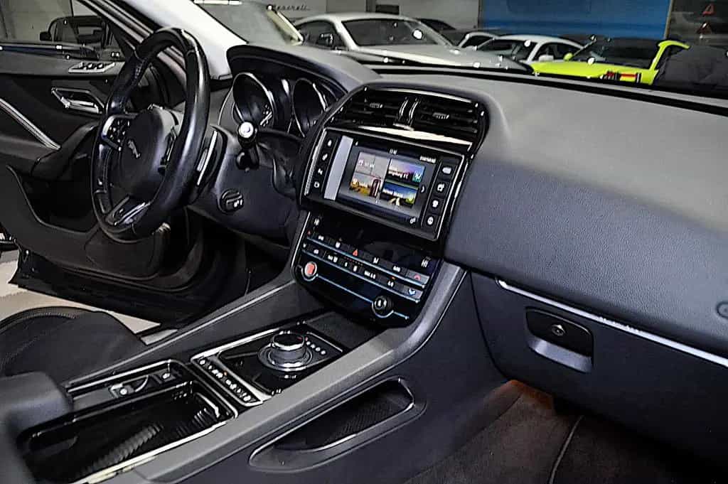 Jaguar F-Pace 20d AWD R-Sport Automatik 02/2019-photo-10