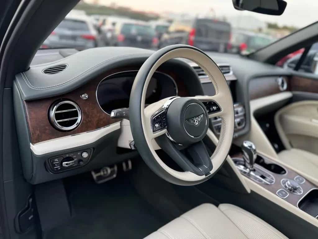 Bentley Bentayga V8 AZURE FIRST 1 EDITION FULL OPTION 11/2022-photo-22