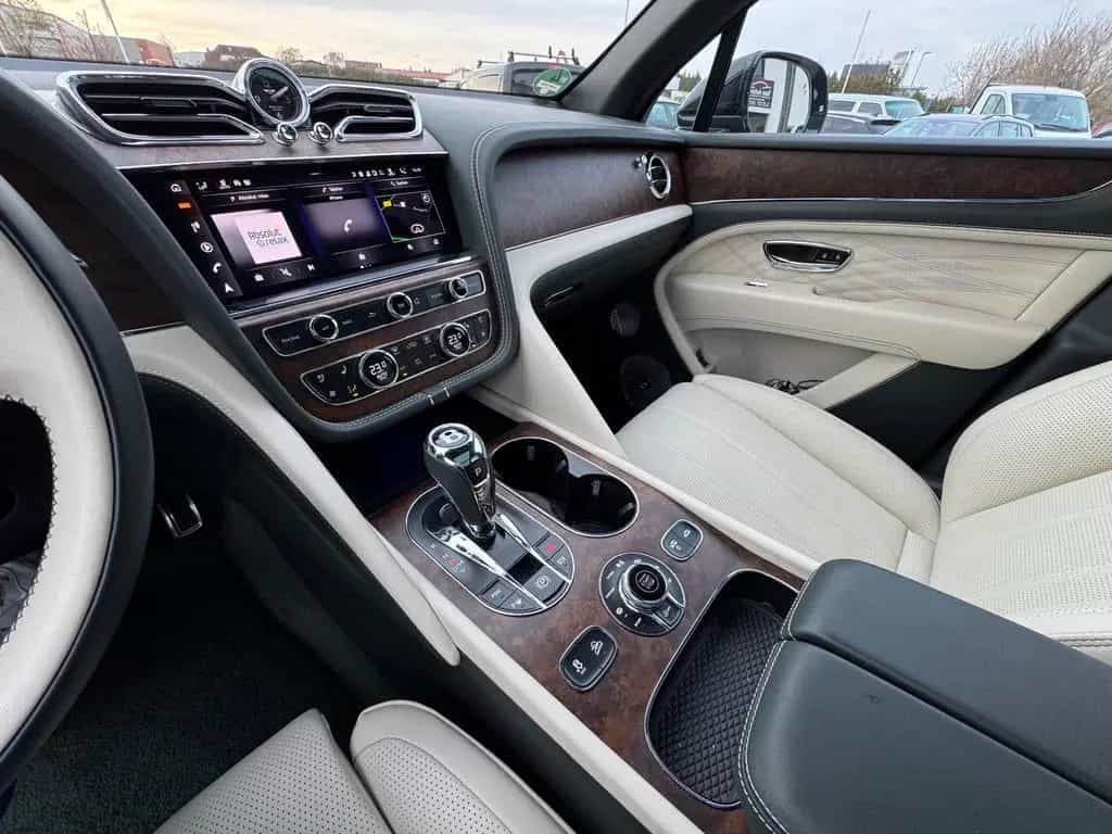 Bentley Bentayga V8 AZURE FIRST 1 EDITION FULL OPTION 11/2022-photo-24