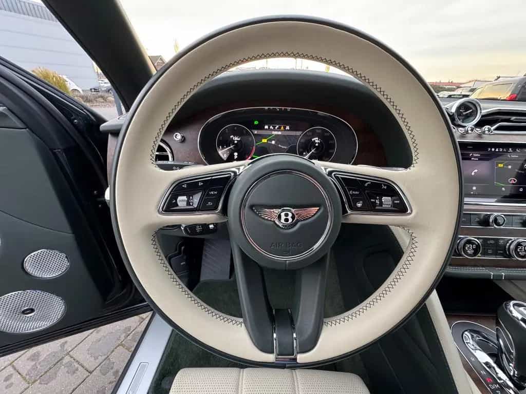 Bentley Bentayga V8 AZURE FIRST 1 EDITION FULL OPTION 11/2022-photo-25