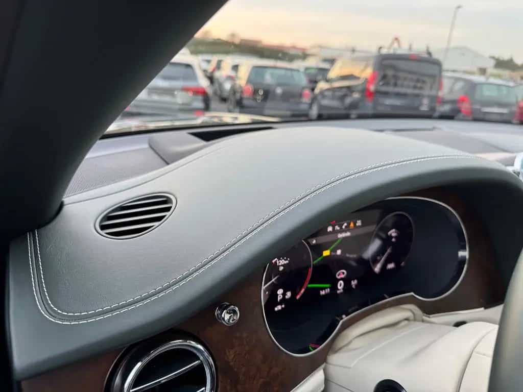 Bentley Bentayga V8 AZURE FIRST 1 EDITION FULL OPTION 11/2022-photo-26