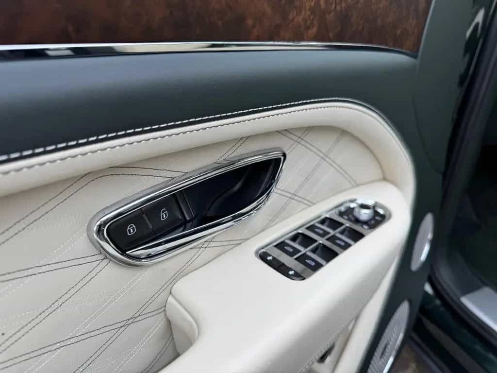 Bentley Bentayga V8 AZURE FIRST 1 EDITION FULL OPTION 11/2022-photo-27