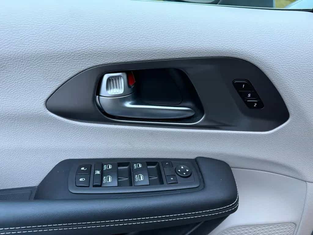 Chrysler unfallfrei Sitzplätze,Voll-LED,360°,ACC 07/2023-photo-10