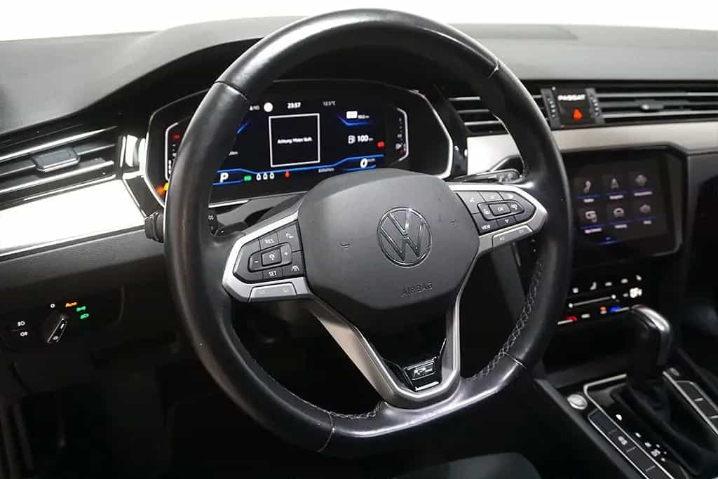 Volkswagen Passat 2.0TDI DSG R-Line 4M Virtual AHK Pano 03/2021-photo-8
