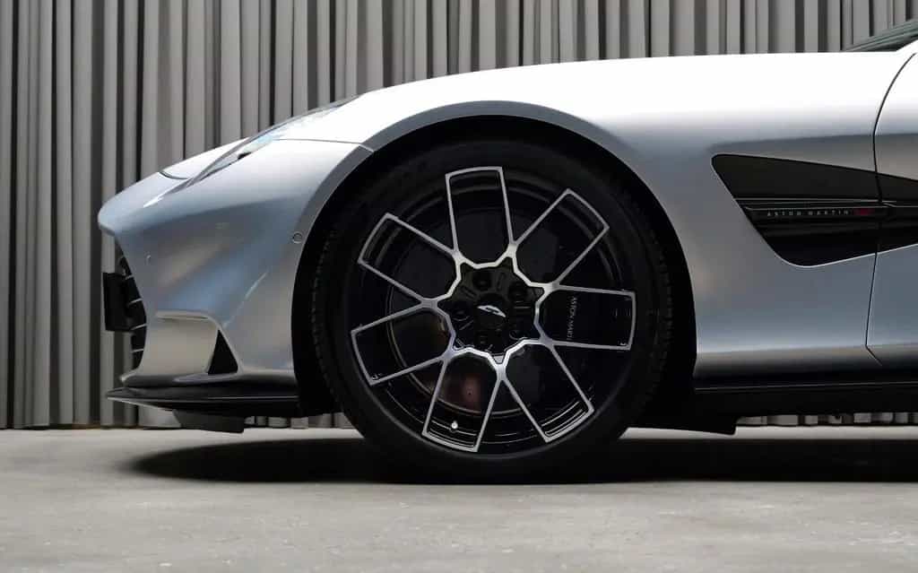 Aston Martin Vanquish 10/2024-photo-8